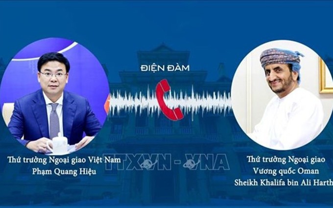 El vicecanciller vietnamita Pham Quang Hieu se dialoga con su homólogo de Omán, Sheikh Khalifa bin Ali Al Harthy. (Fotografía: VNA) 