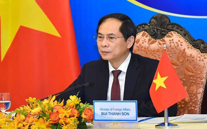 El ministro de Relaciones Exteriores de Vietnam, Bui Thanh Son acude a la cita.