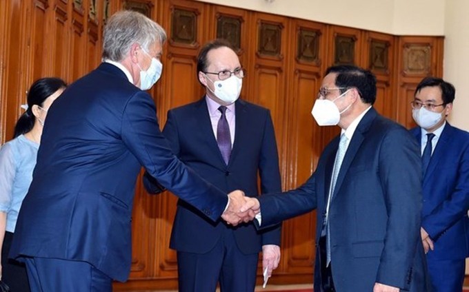 El presidente de la Junta administrativa de Novatek, Mikhelson, y el embajador de Rusia acreditado en Hanói, Gennady Bezdetko (primera y segunda persona desde la izquierda, respectivamente), y el primer ministro de Vietnam, Pham Minh Chinh. (Fotografía: VNA)
