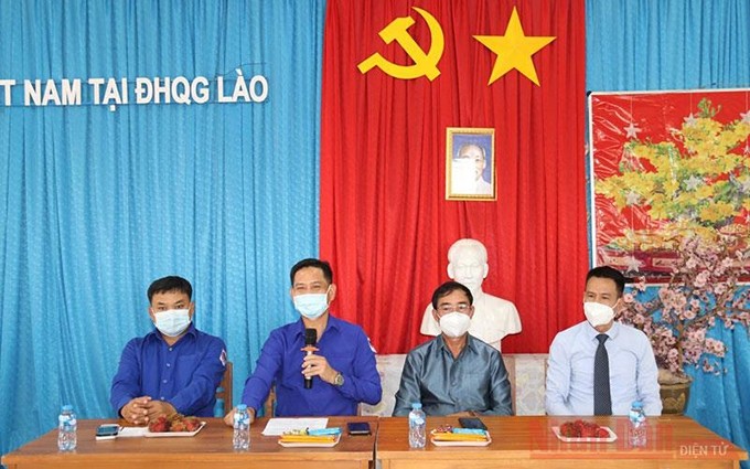 Jefe de la Oficina de la Unión de Jóvenes del Pueblo Revolucionario Lao, Souliya Keophilavong (segunda desde la izquierda), afirma que la fuerza juvenil de los dos países continuará cooperando más estrechamente.