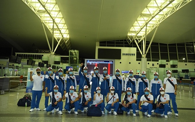 Los miembros de la delegación vietnamita en el aeropuerto internacional de Noi Bai, en Hanói. (Fotografía: qdnd.vn)