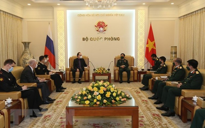  El ministro de Defensa de Vietnam, general Phan Van Giang, recibe al embajador de Rusia en Hanói, Bezdetko Gennady Stepanovich. (Fotografía: VNA) 