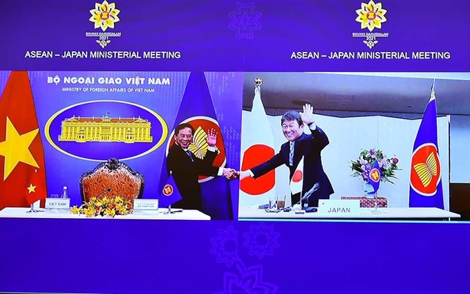 El ministro de Relaciones Exteriores de Vietnam, Bui Thanh Son, y su homólogo de Japón, Motegi Toshimitsu, copresiden la Reunión de Cancilleres Asean-Japón. (Fotografía: mofa)