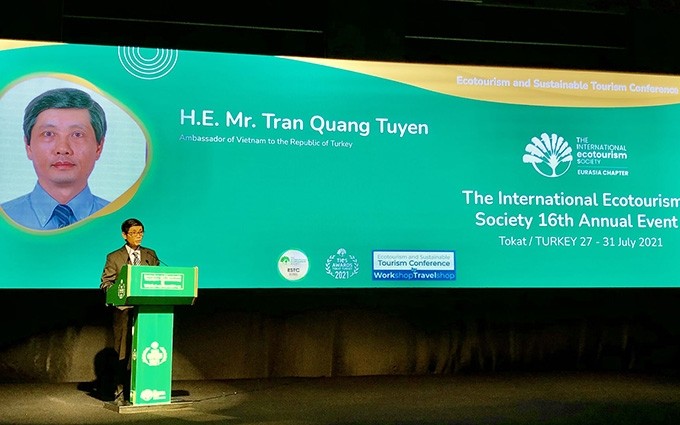 El embajador vietnamita en Turquía, Tran Quang Tuyen habla en el evento. (Fotografía: baoquocte.vn)