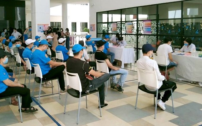 Vacunan a trabajadores en el parque industrial de Hai Ha, en la provincia de Quang Ninh. (Fotografía: Nhan Dan)