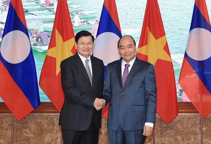 El 4 de enero de 2020, en Hanói, el primer ministro de Vietnam, Nguyen Xuan Phuc (derecha), y su homólogo laosiano, Thongloun Sisoulith, copresidieron la reunión 42 del Comité Intergubernamental Vietnam-Laos. (Fotografía: VNA)