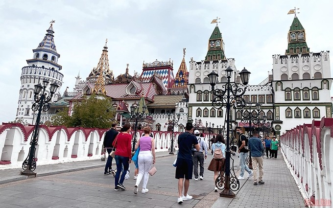 Ubicado en el complejo cultural, comercial y de entretenimiento del Kremlin de Izmailovo, en el noreste de Moscú, Vernissage es un famoso mercado de recuerdos y una de las atracciones más interesantes de la capital rusa.