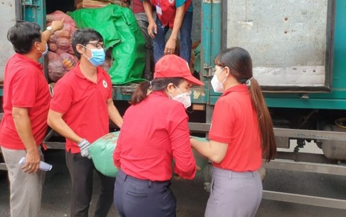 La Cruz Roja de Vietnam lanza campaña para apoyar a las personas afectadas por la pandemia de Covid-19. (Fotografía: dangcongsan.vn)