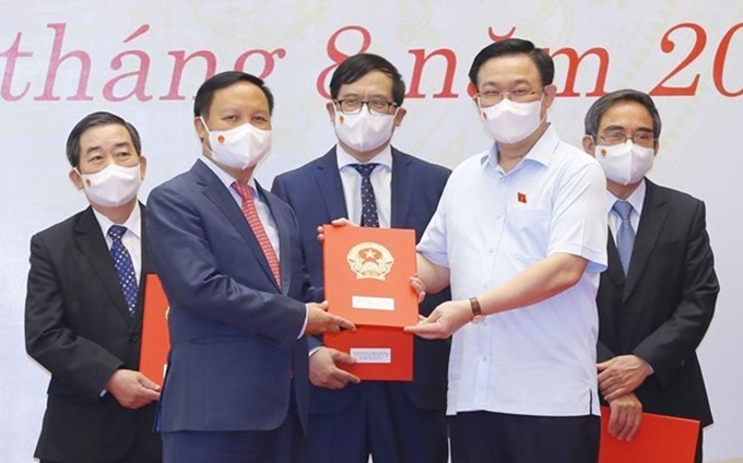 El presidente de la Asamblea Nacional de Vietnam, Vuong Dinh Hue, y los diputados retirados. (Fotografía: VNA)