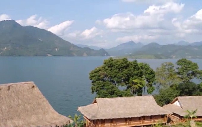 El lago Hoa Binh, uno de los mayores embalses artificiales de Vietnam. 