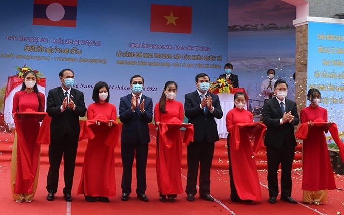 Participantes en la inauguración de las puertas fronterizas internacionales Nam Giang- Dak Ta Ooc. (Fotografía: Nhan Dan)