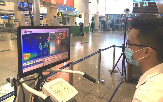 Medidor de temperatura corporal remoto instalado en el aeropuerto de Tan Son Nhat.