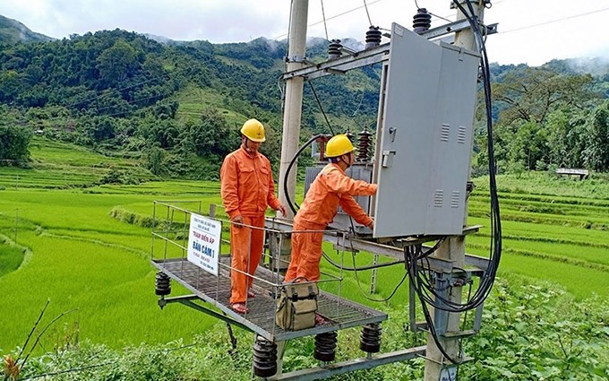 Revisión de la subestación eléctrica en la aldea de Ban Cam, comuna de Cao Thuong, distrito de Ba Be, Bac Kan.