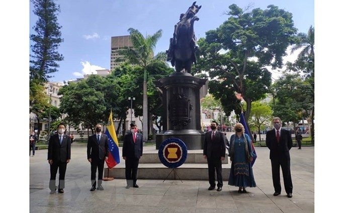 Los jefes de las misiones diplomáticas de los países de la Asean en Venezuela depositan una ofrenda floral en el Monumento al Héroe Nacional de Venezuela Simón Bolívar.  (Fotografía: VNA) 