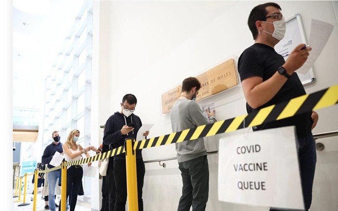 Ciudadanos de Londres, Reino Unido, hacen fila para recibir la vacuna contra el Covid-19. (Fotografía: Reuters)