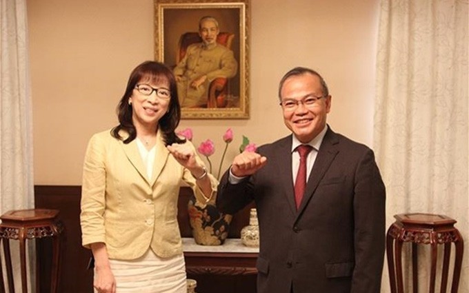 El embajador vietnamita en Japón, Vu Hong Nam, se reúne con Watanabe Kazuyo, fundadora y directora ejecutiva de ACCL. (Foto: VNA)