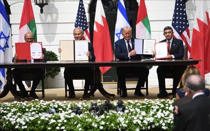 El expresidente de Estados Unidos Donald Trump (segundo desde la derecha) encabeza el acto de rúbrica de los acuerdos históricos de normalización de las relaciones de Israel con los Emiratos Árabes Unidos y Bahréin, en la Casa Blanca, el 15 de septiembre de 2020. (Fotografía: VNA)