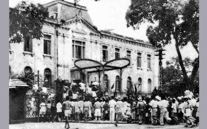 Las masas capitalinas ocuparon el Palacio de Tonkín, sede del gobierno secuaz de los colonialistas franceses en el norte de Vietnam, el 19 de agosto de 1945.