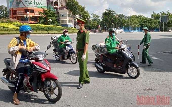 Las fuerzas competentes piden a ciudadanos la justificación de por qué están en la calle. (Fotografía: Nhan Dan)
