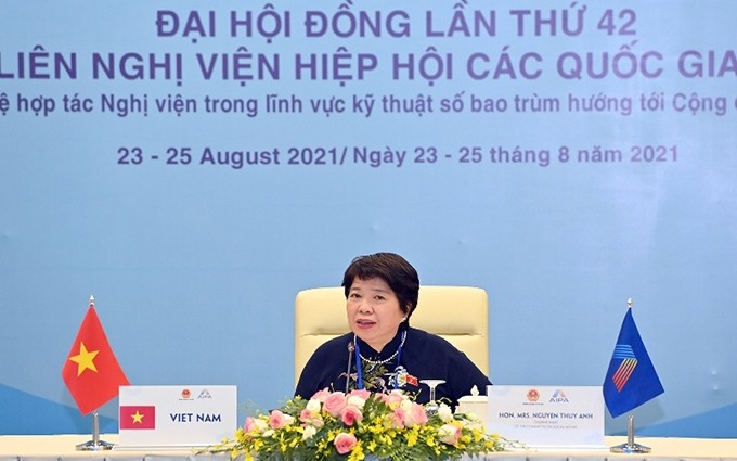 La jefa de la delegación vietnamita de las mujeres parlamentarias, Nguyen Thuy Anh, habla in la reunión.