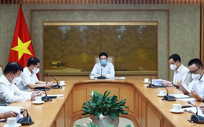 El viceprimer ministro de Vietnam, Pham Binh Minh, preside la reunión sobre la diplomacia de las vacunas. (Fotografía: thanhnien.vn)
