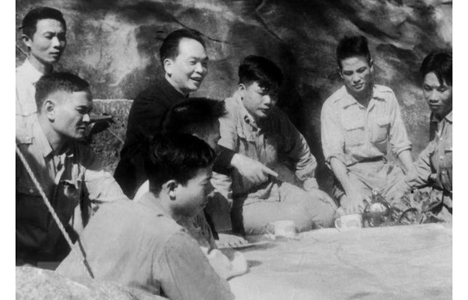 El Comando de la Campaña de Dien Bien Phu en 1954 debate el plan de batalla bajo la dirección del general Vo Nguyen Giap. (Fotografía: VNA)