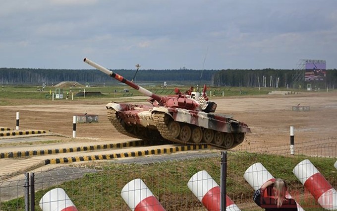La tripulación número 2 del equipo de tanques de Vietnam en el campo deportivo de Alabino, en Moscú. (Fotografía: Trinh Dung)