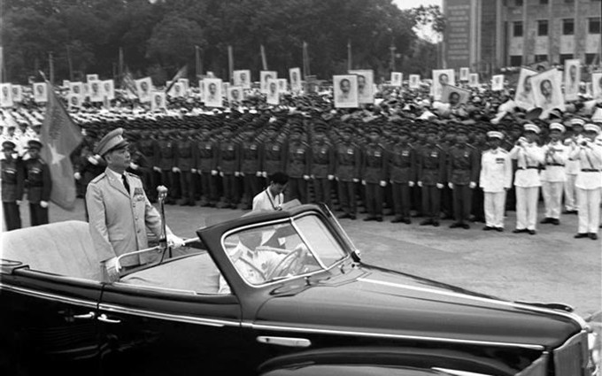 El General Vo Nguyen Giap, comandante en jefe del Ejército Popular de Vietnam, en el desfile en la plaza de Ba Dinh, Hanói. (Fotografía: VNA)