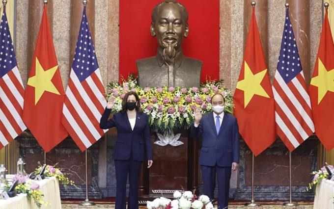 El presidente vietnamita, Nguyen Xuan Phuc, y la vicepresidenta de Estados Unidos, Kamala Harris (Fotografía: VNA)