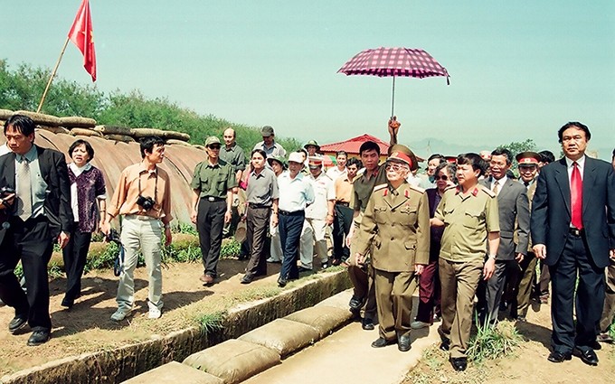  El general Vo Nguyen Giap visita el antiguo campo de batalla de Dien Bien Phu, en abril de 2004. (Fotografía: Tran Hong)