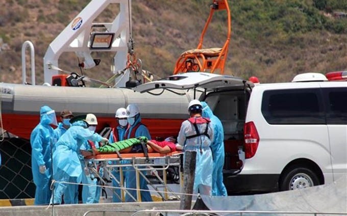 El pescador accidentado fue llevado a tierra para recibir tramiento. (Fotografía: VNA)