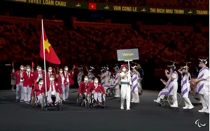 La delegación deportiva de Vietnam entra al Estadio Olímpico de Tokio.  