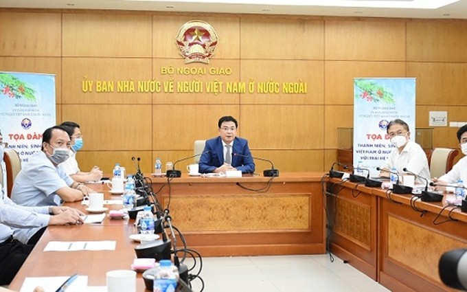 Representantes del Comité Estatal sobre asuntos relacionados con los vietnamitas residentes en ultramar hablan en el evento.