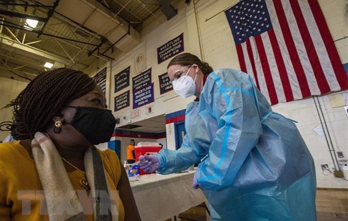 Una trabajadora médica aplica la vacuna de Moderna a un residente en Rhode Island (Estados Unidos). (Fotografía: VNA)