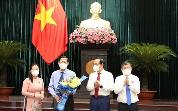 Phan Van Mai recibe flores de felicitaciones de dirigentes de Ciudad Ho Chi Minh. (Fotografía: VNA)