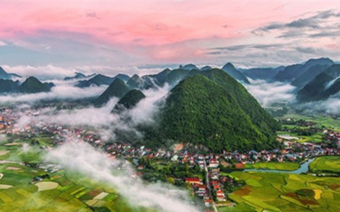 El valle de Bac Son está ubicado en el distrito de Bac Son, provincia de Lang Son, a unos 160 kilómetros de Hanói.