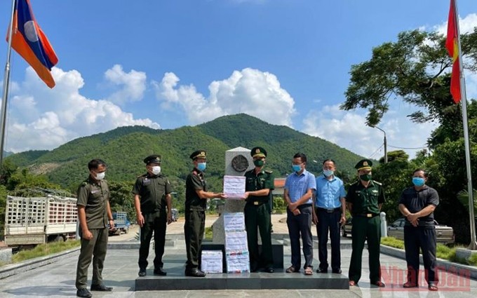 El Alto Mando Militar y la Seguridad Pública de la provincia laosiana de Houaphan entregan regalos a la parte vietnamita. 