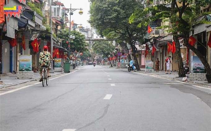La bandera de Vietnam colgada en las calles céntricas de Hanói en ocasión del 76 aniversario del Día de la Independencia.
