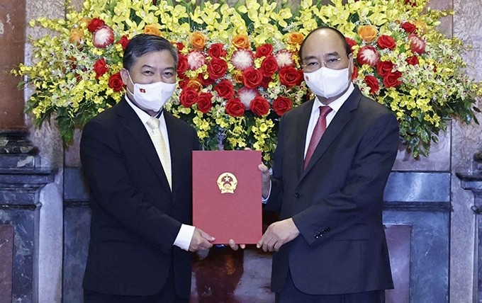 El presidente de Vietnam, Nguyen Xuan Phuc (derecha), entrega la decisión que designa a Nguyen Huy Tang como embajador de Hanói en Camboya. (Fotografía: VGP)
