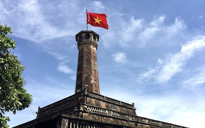 La bandera roja con una estrella amarilla ondea en el asta de Hanói para celebrar el 76 aniversario del Día Nacional. (Crédito de foto: Tran Hai)