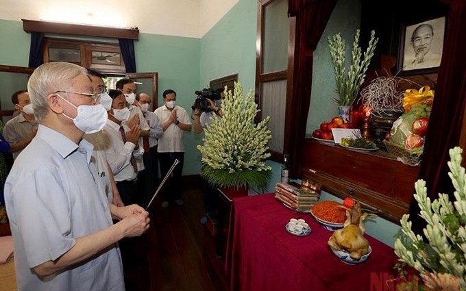 El secretario general del Partido Comunista de Vietnam, Nguyen Phu Trong, ofrece inciensos en homenaje al Presidente Ho Chi Minh. (Crédito de foto: Tri Dung)