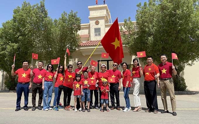  Aficionados vietnamitas en Arabia Saudita animan a selección nacional de fútbol.