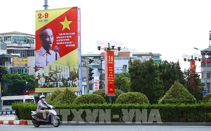 Pancarta de gran tamaño para celebrar el 76 aniversario del Día de la Independencia en Hanói. (Fotografía: VNA) 