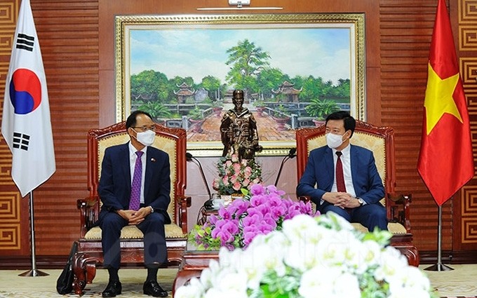 El secretario del Comité partidista de Hai Duong, Pham Xuan Thang y el embajador surcoreano en Vietnam, Park Noh Wan. (Fotografía: haiduong.gov.vn)