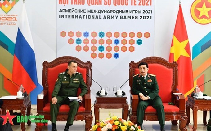 El ministro de Defensa de Vietnam, Phan Van Giang, recibe al viceministro de Defensa de Rusia, Krivoruchko Aleksei Iurievich. (Fotografía: qdnd.vn)