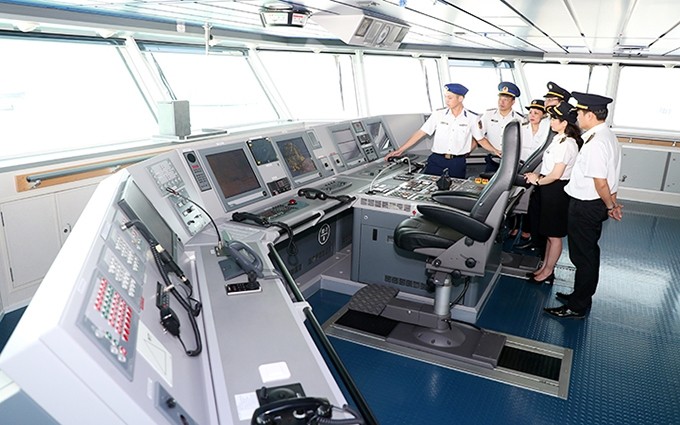 La Auditoría Estatal de Vietnam trabaja en el barco de la Guardia Costera.