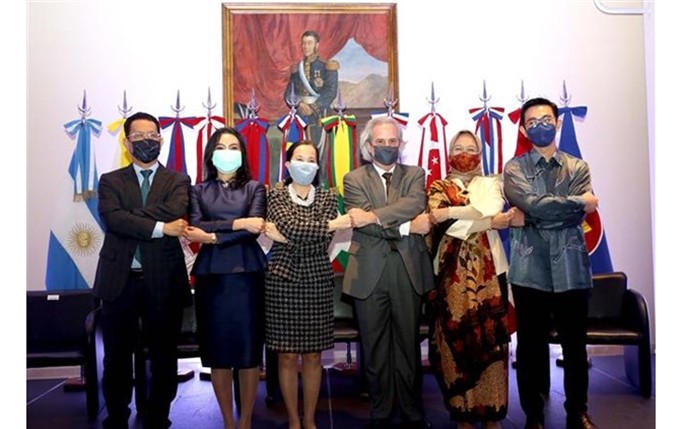 El secretario de Relaciones Exteriores de la Cancillería argentina, Pablo Tettamanti (cuarto de izquierda a derecha), y los embajadores de cinco países miembros de la Asean acreditados en Buenos Aires. (Fotografía: VNA)
