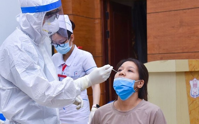 La Universidad de Medicina de Hanói capacita a los estudiantes para tomar muestras de Covid-19.