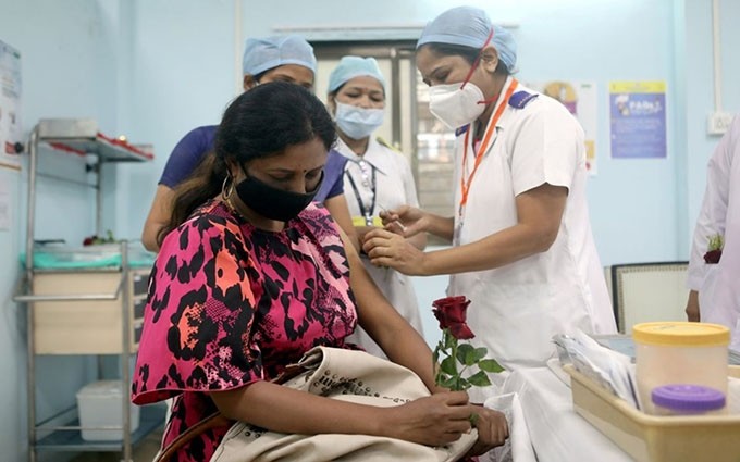 En un centro de vacunación en la ciudad india de  Mumbai. (Fotografía: Reuters)