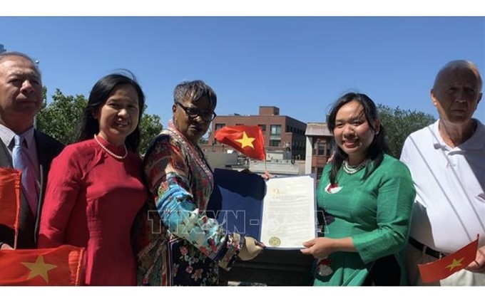 La presidenta del Consejo municipal de Jersey, Joyce Watterman, presenta a la cónsul vietnamita, Dinh Phuong Mai, una declaración firmada por el alcalde Steven Fulop en la que indica que el 2 de septiembre de 2021, la ciudad de Jersey ha honrado el Día Nacional del país indochino. (Fotografía: VNA)